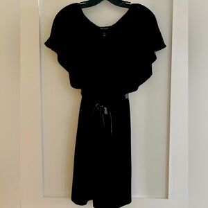 BEAUTIFUL, CLASSIC AND FUN ! GREAT WHITE HOUSE BLACK MARKET VELVET DRESS SIZE 4